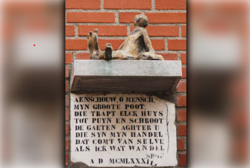 Een mannetje met een grote voet. Aan de gevel van de huizen aan de Rozenstraat.
