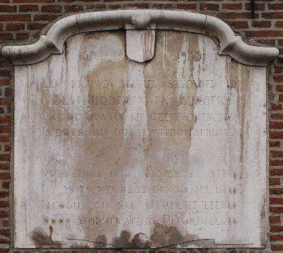 Deze steen met gedicht herinnert aan de storm die de Jacobikerk trof