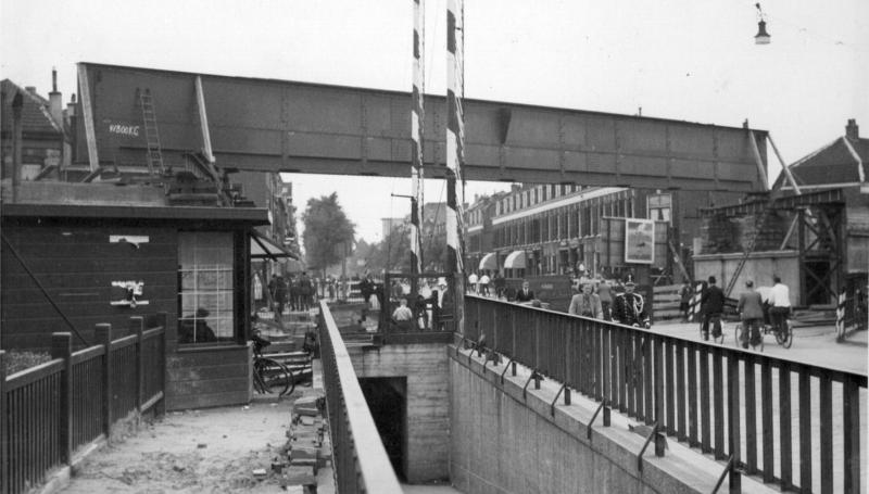 Gezicht tijdens de uitvoering van de werkzaamheden voor het verhogen van de spoorbaan en het plaatsen van een der bruggen voor de overbrugging van de weg over de Amsterdamsestraatweg te Utrecht.