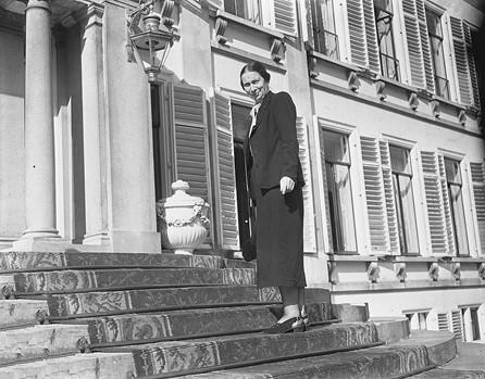 Marie Anne Tellegen op de trappen van paleis Soestdijk als directeur van het Kabinet van de Koningin, op 2 september 1952.<br />
Op die dag werden de nieuwe ministers ontvangen en beëdigd door koningin Juliana.<br />
