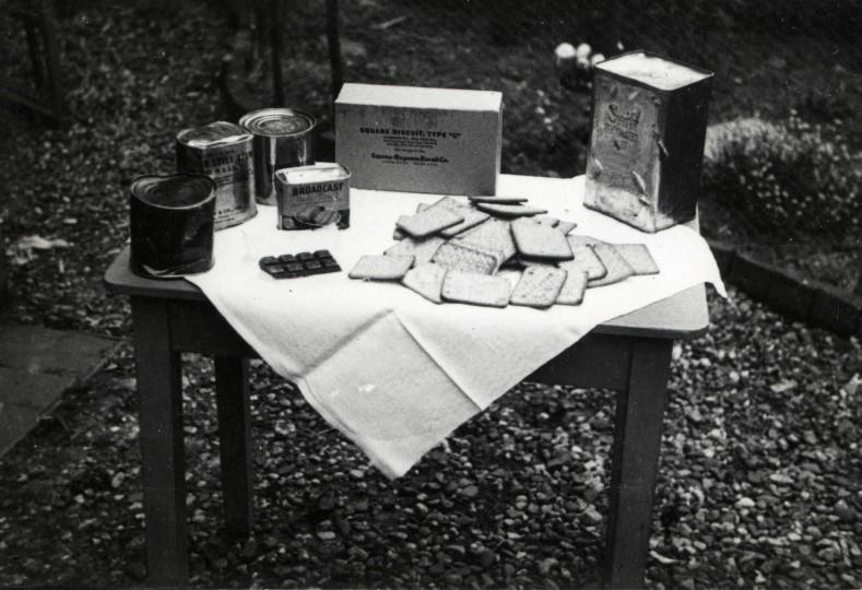 De inhoud van een gedropt voedselpakket (1945).