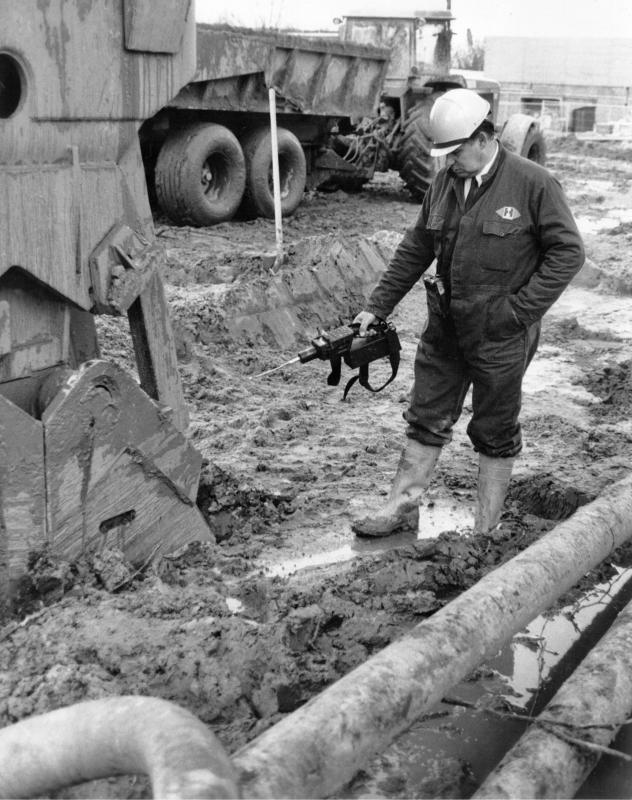 Afbeelding van Frank Leerssen tijdens het meten van (giftige) stoffen die vrijkomen tijdens de werkzaamheden ten behoeve van de bodemsanering van het Griftpark (Blauwkapelseweg) te Utrecht.